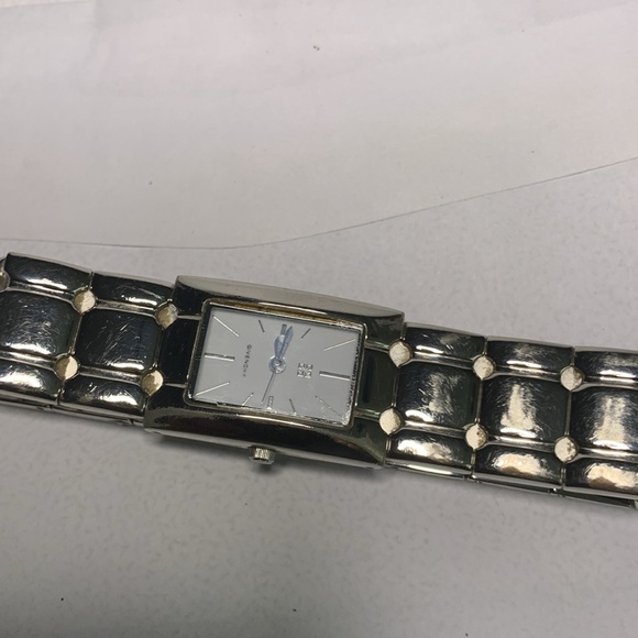 Givenchy watch silver tone and shell pearl front face. - Picture 11 of 12